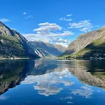 Hardangerfjord View - Luxury Fjord-side 펜션 Øystese