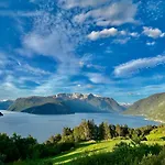 Hardangerfjord View - Luxury Fjord-side