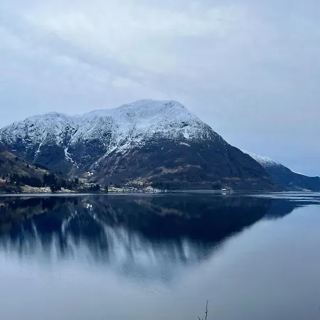 Hardangerfjord View - Luxury Fjord-side Holiday home Oystese