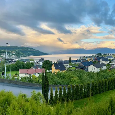 Hardangerfjord View - Luxury Fjord-side بيت للعطل Øystese