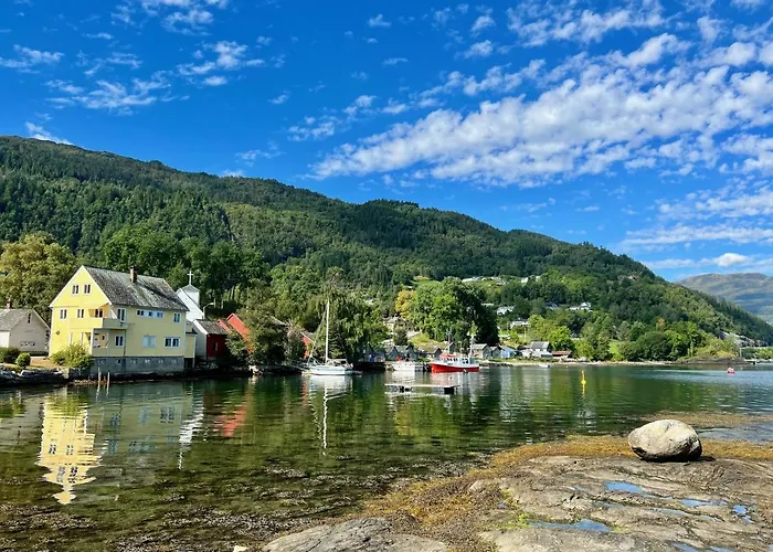Vakantiehuis Hardangerfjord View - Luxury Fjord-side Øystese